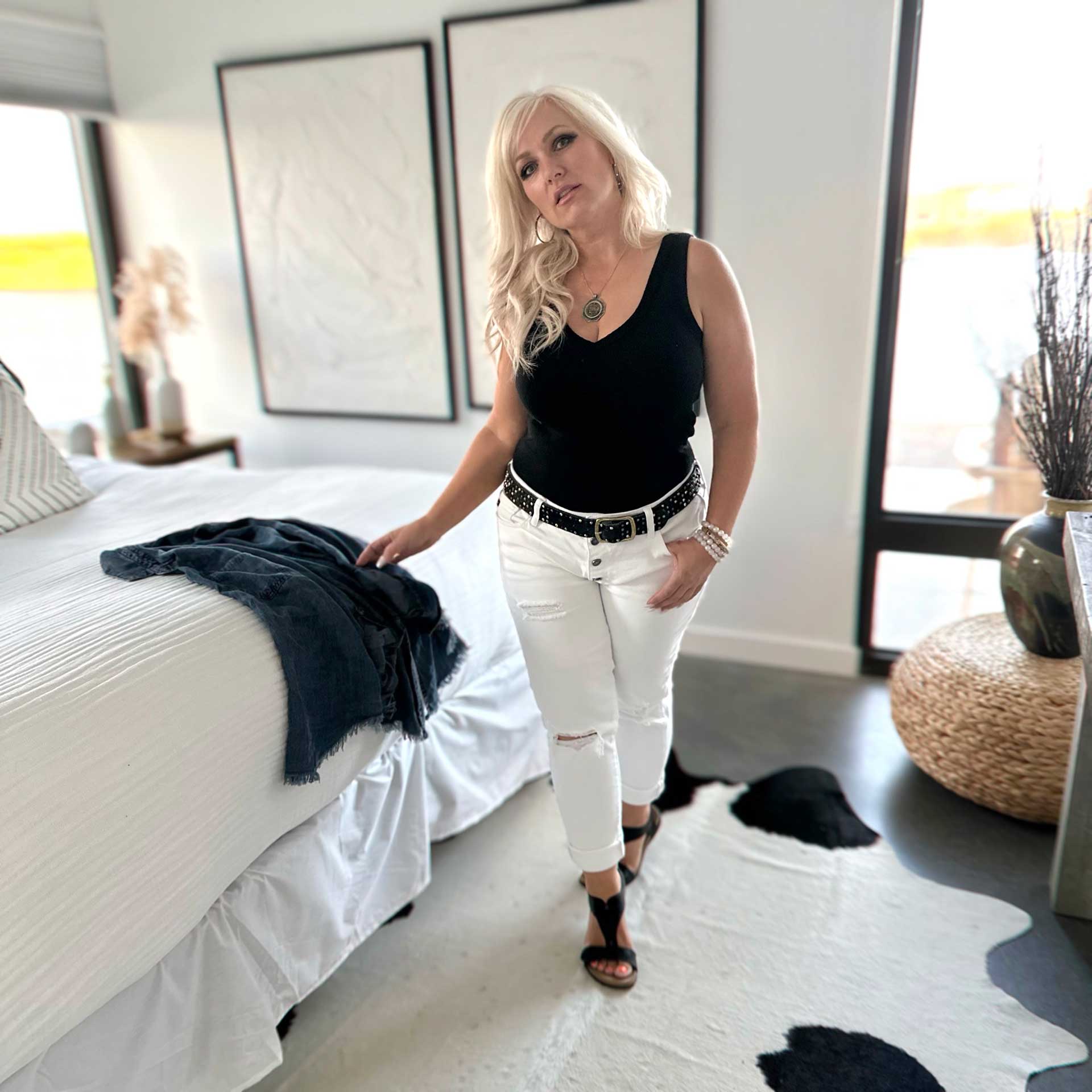 Easy Essence V-Neck Tank (Black)