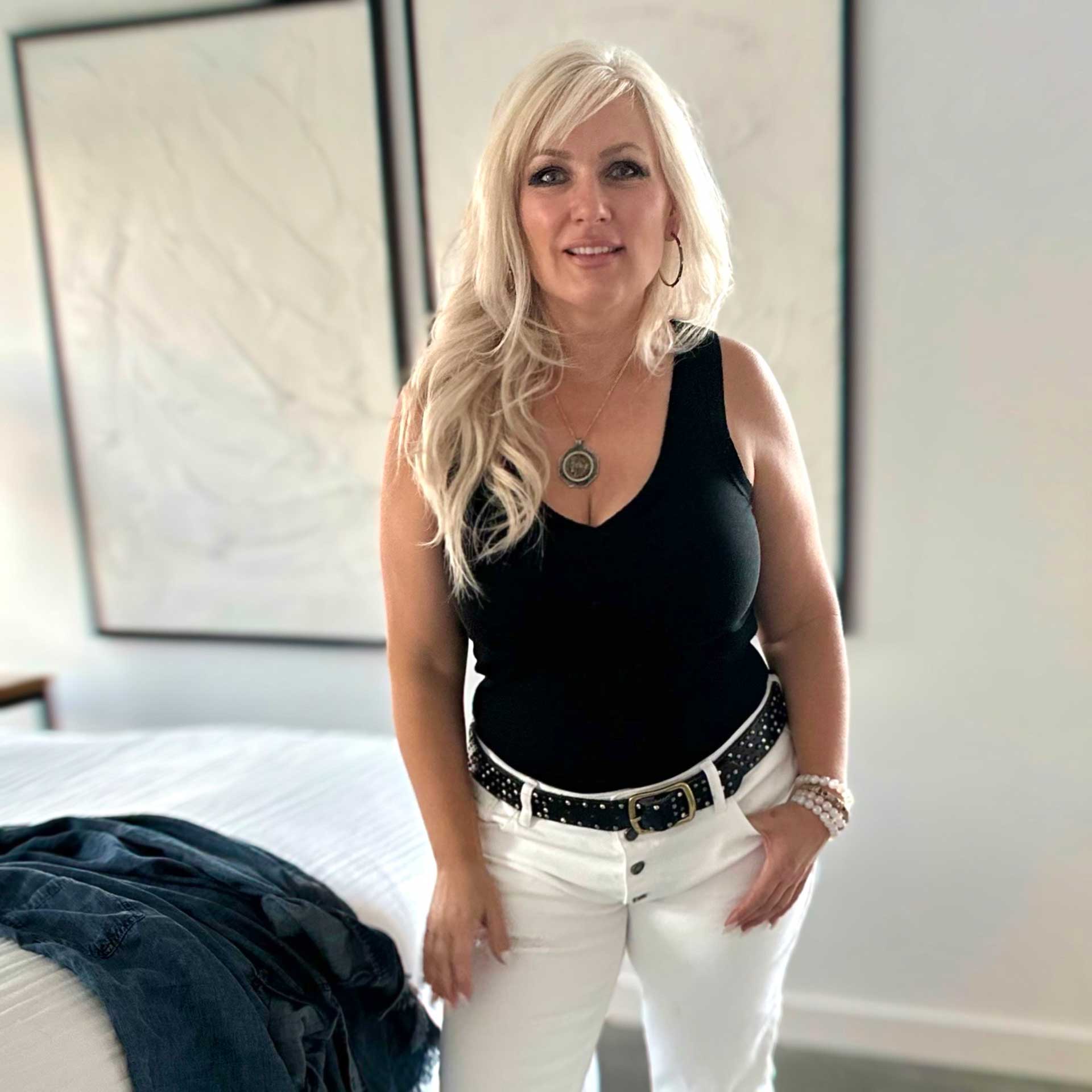 Easy Essence V-Neck Tank (Black)