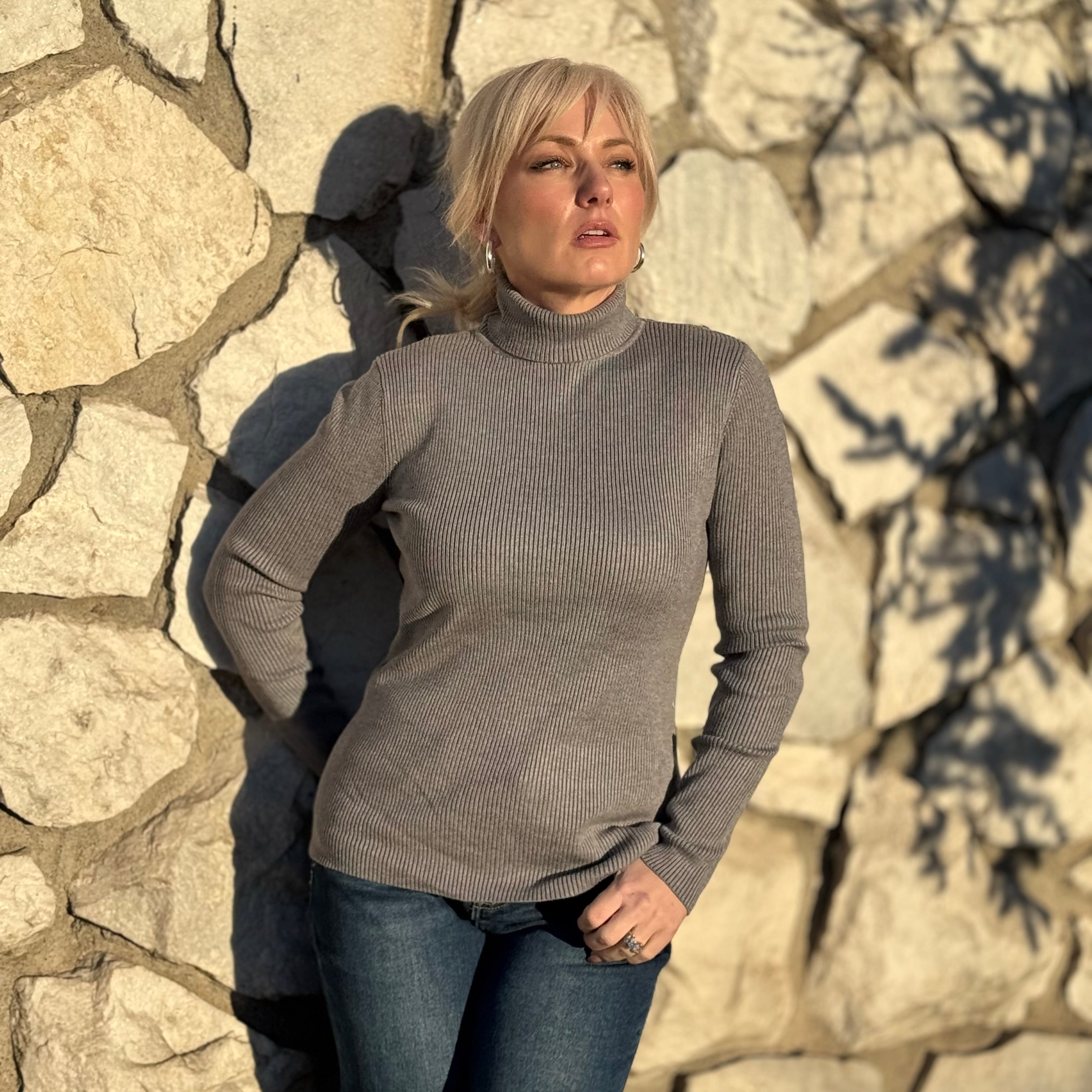 RIDGE POINT RIBBED TURTLENECK Gray