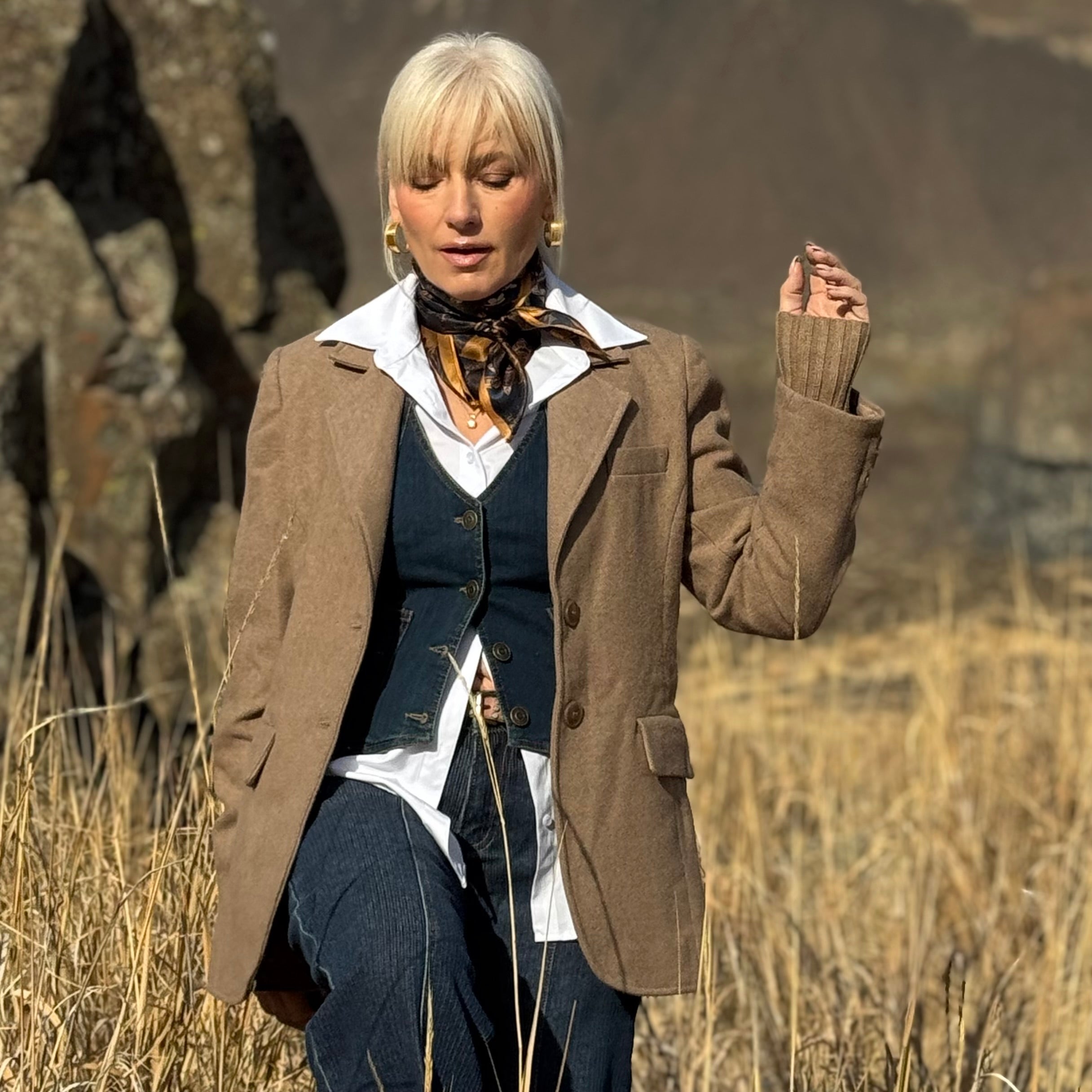 THE MERCER SWEATER-CUFF BLAZER Camel