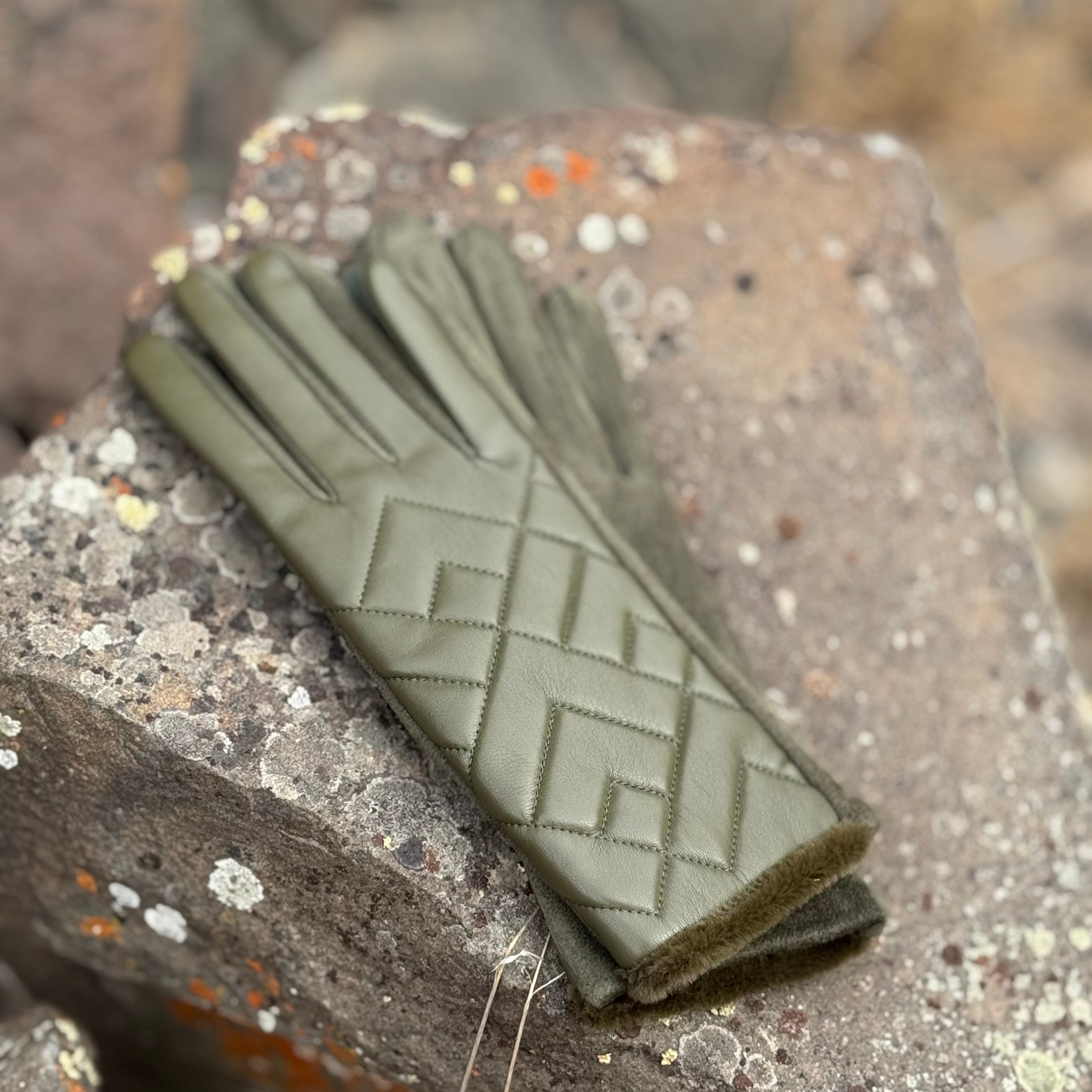 QUILTED TOUCH GLOVES Olive