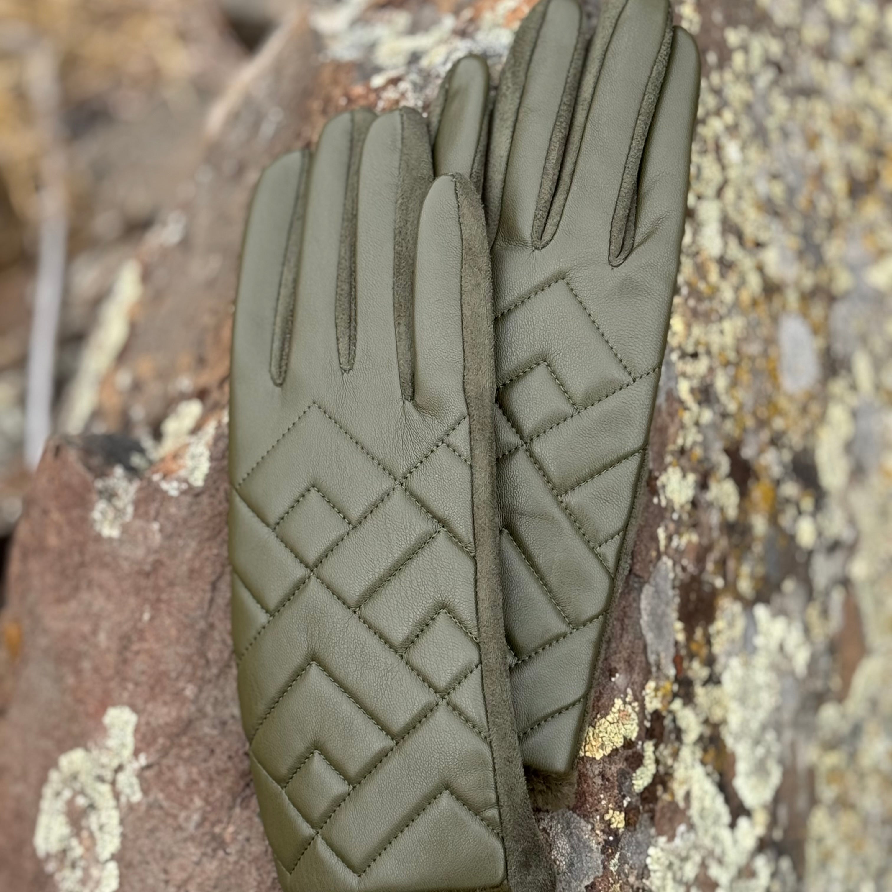 QUILTED TOUCH GLOVES Olive