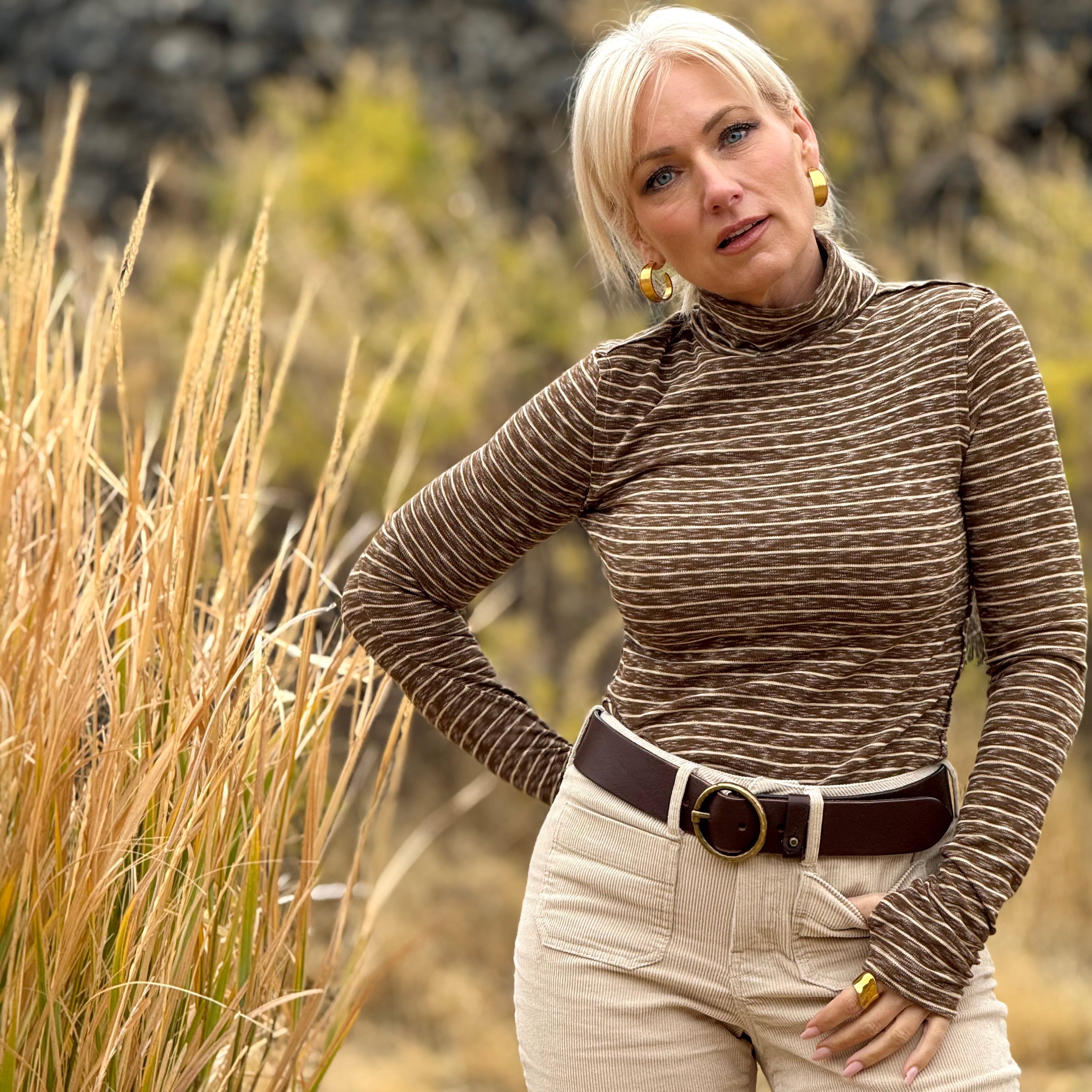 THE ROWAN STRIPE TURTLENECK Brown